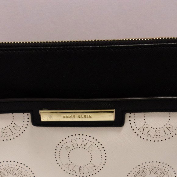 ANNE KLEIN BLACK AND CREAM FAUX LEATHER CROSSBODY PURSE, Like New Crossbody Bag - Picture 6 of 12